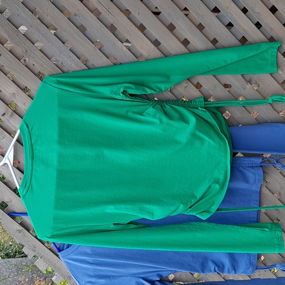 2 side-scruching tops - Picture 4 of 4